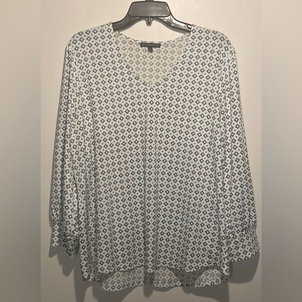 Adrianna Papell- Geometric Pattern Hi Low Black White Gathered Cuffs Top- Size L